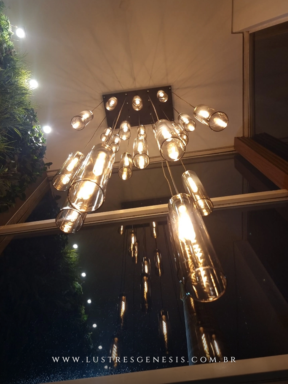 Conjunto de lâmpadas de filamento de LED T30*185 4W iluminando um ambiente moderno com reflexos no vidro. Lustres Gênesis loja online de Lustres e Iluminação Decorativa
